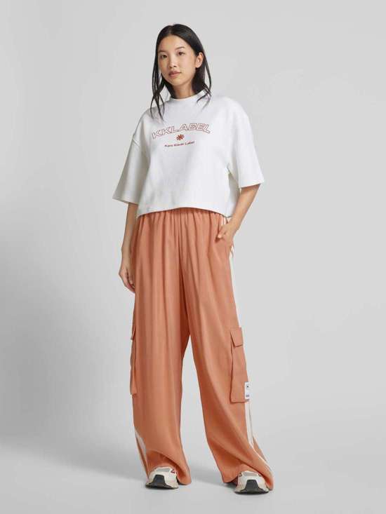 Широкие брюки с накладными карманами