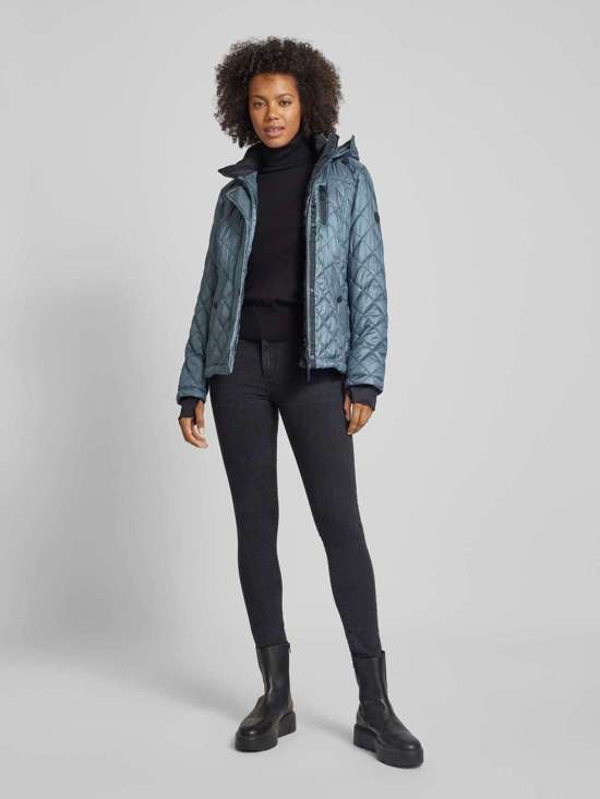 Стеганая куртка с карманом на молнии