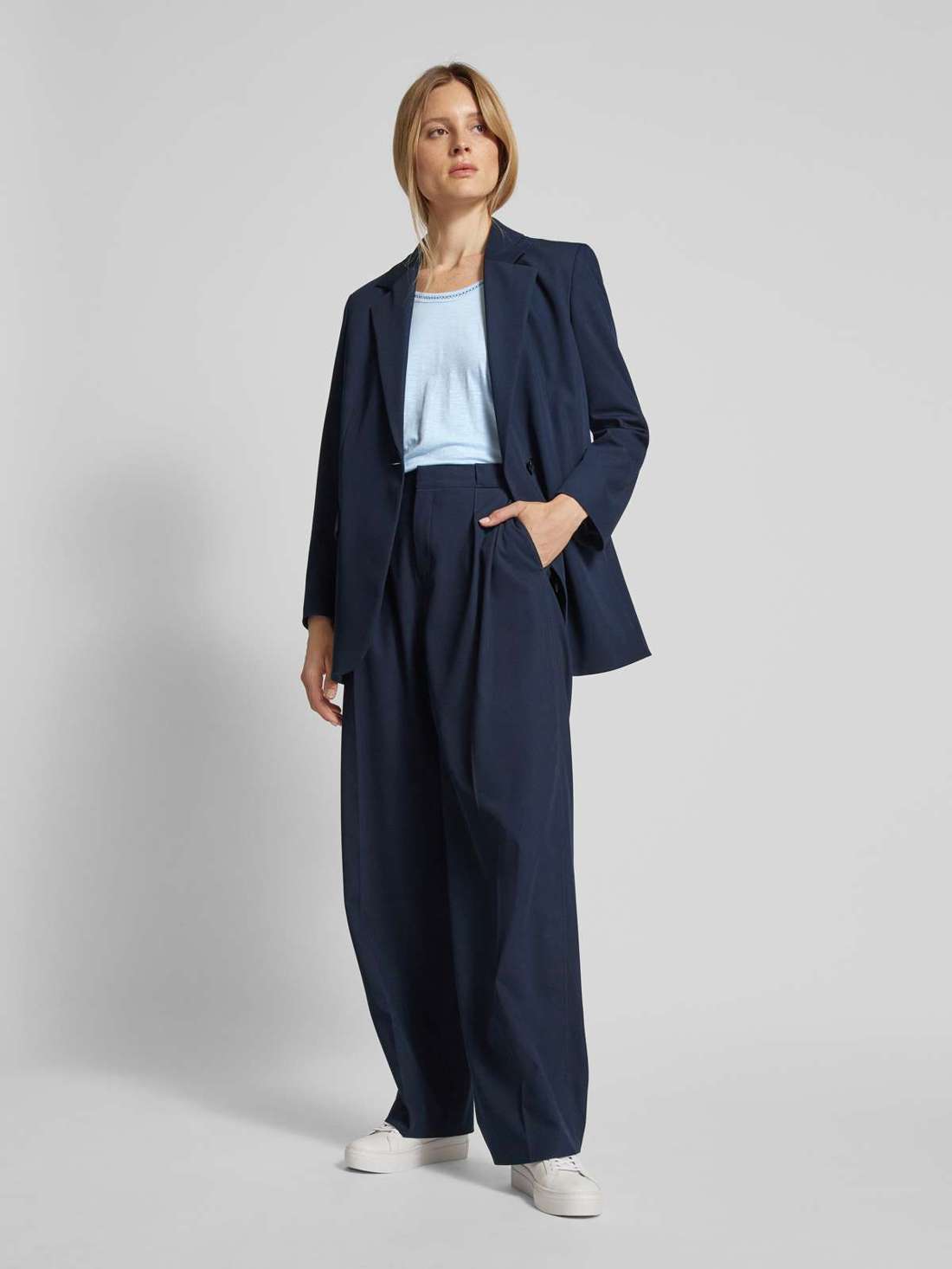 футболка с круглым вырезом