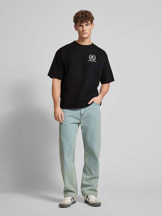 Футболка с вышивкой этикетки