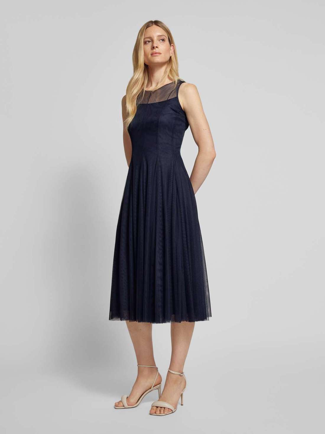 Коктейльное платье со складками