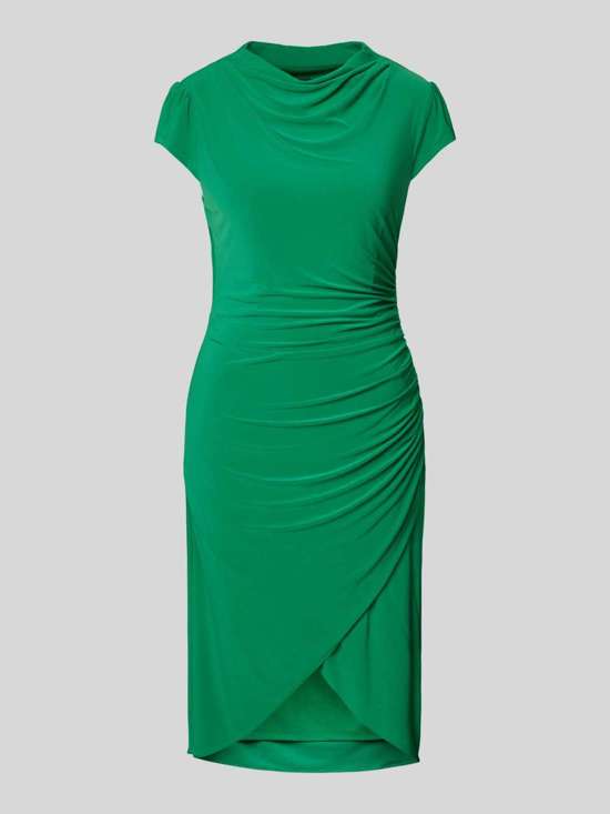 Коктейльное платье с рюшами по бокам