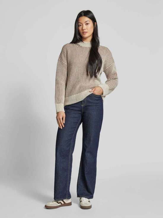 светло-коричневый