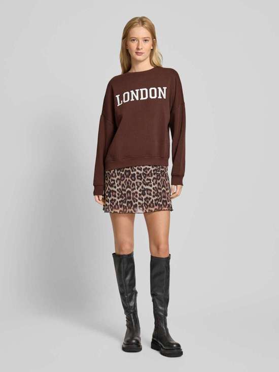 темно-коричневый