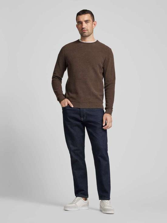 темно-коричневый