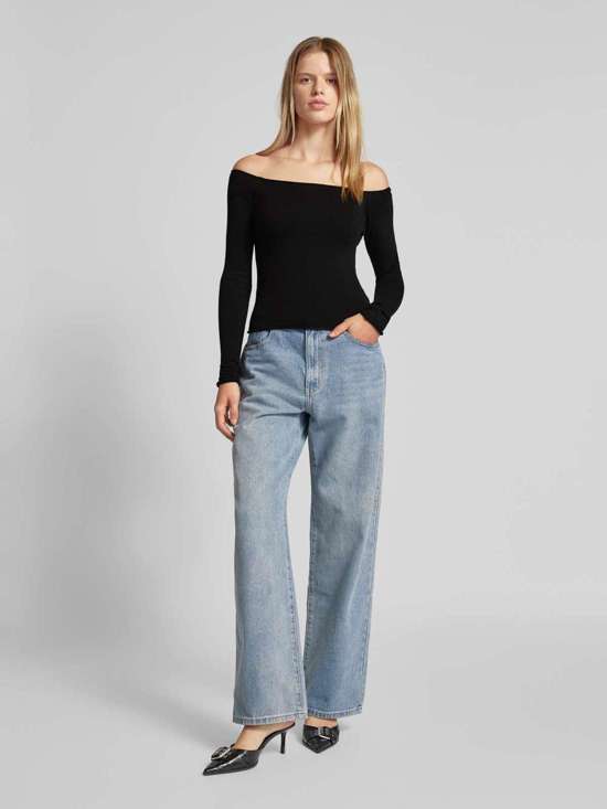 Укороченный вязаный свитер с вырезом «лодочка»