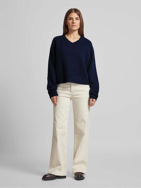 Шерстяной свитер с закругленным V-образным вырезом