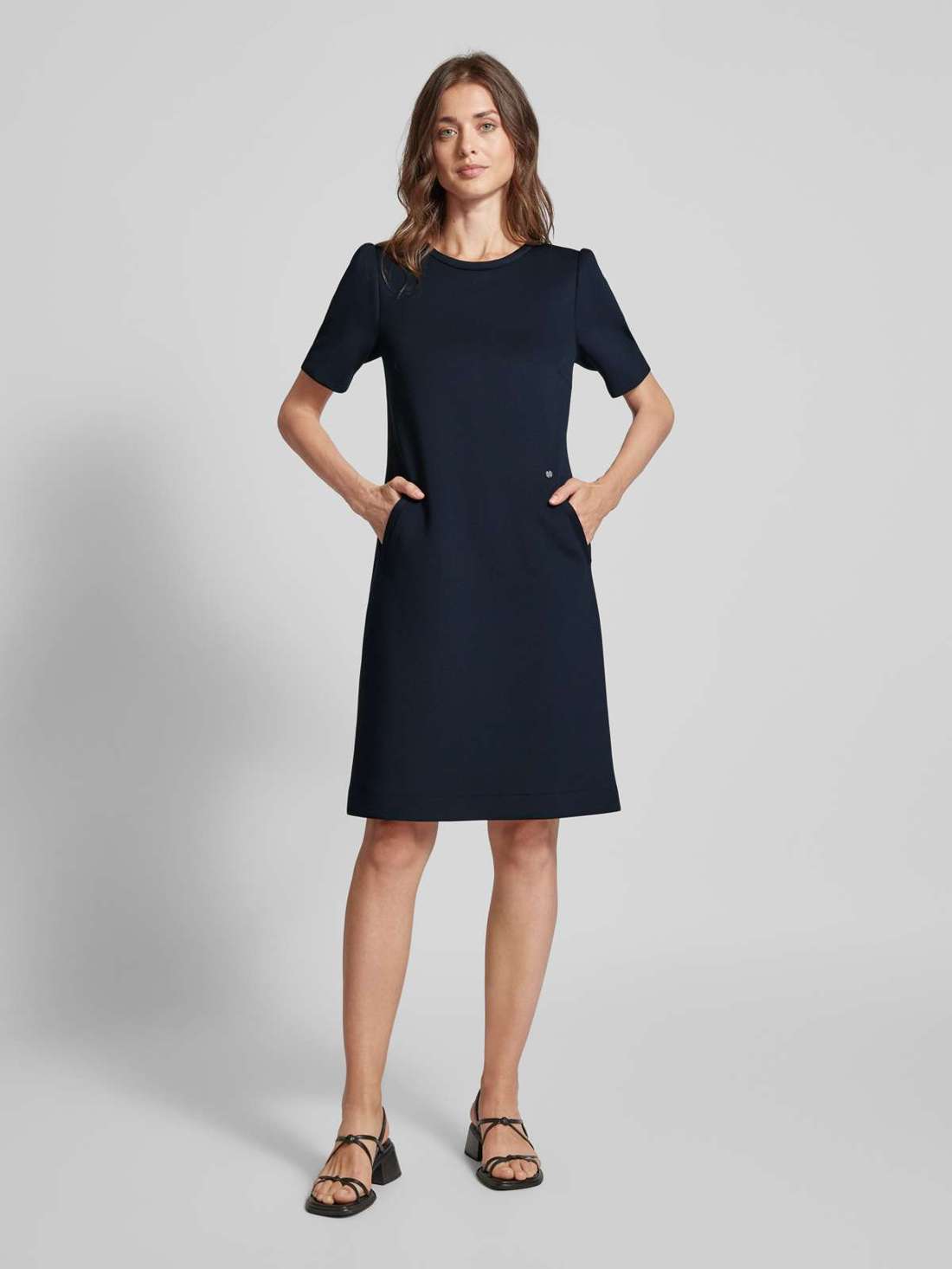 Платье длиной до колена с боковыми карманами