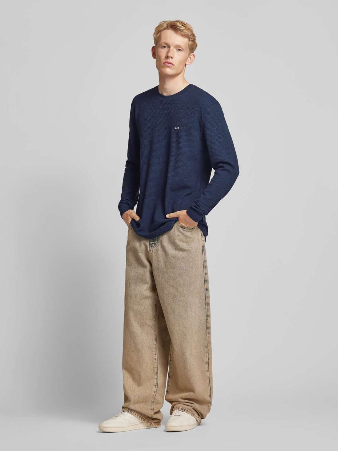 Лонгслив стандартного кроя с пришитыми этикетками