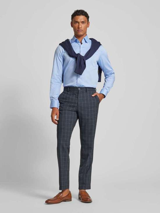 Деловая рубашка приталенного кроя из простой структуры