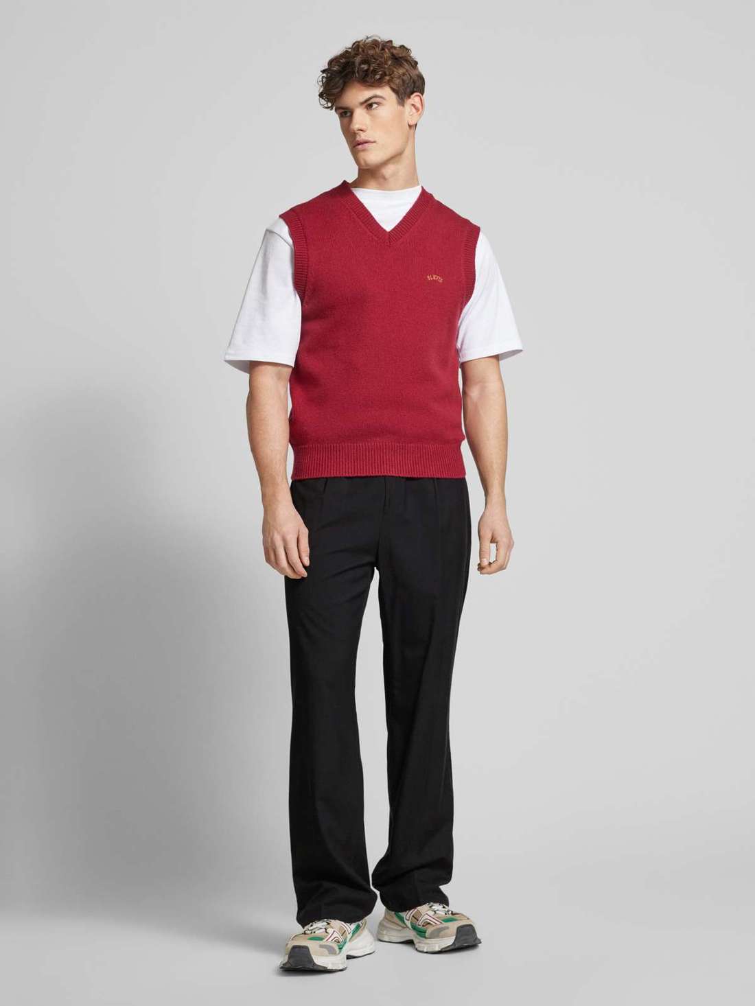 Шерстяной свитер с пришитыми этикетками