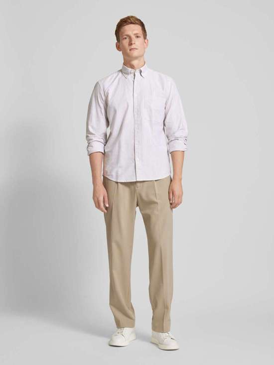 Повседневная рубашка приталенного кроя с воротником на пуговицах