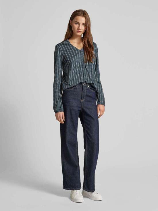 Рубашка с длинными рукавами и V-образным вырезом