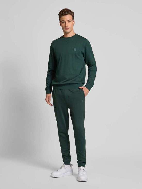 темно-зеленый