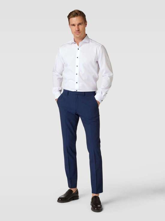 Деловая рубашка современного кроя с воротником акулы