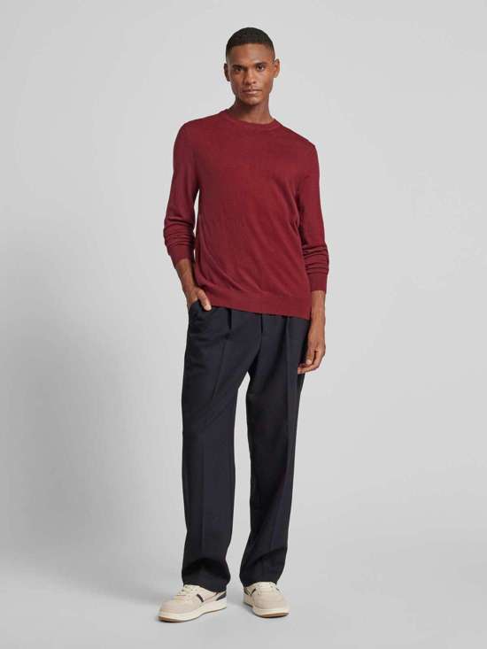 темно-красный