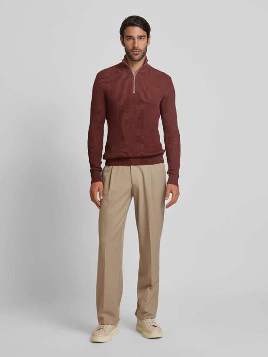 темно-коричневый