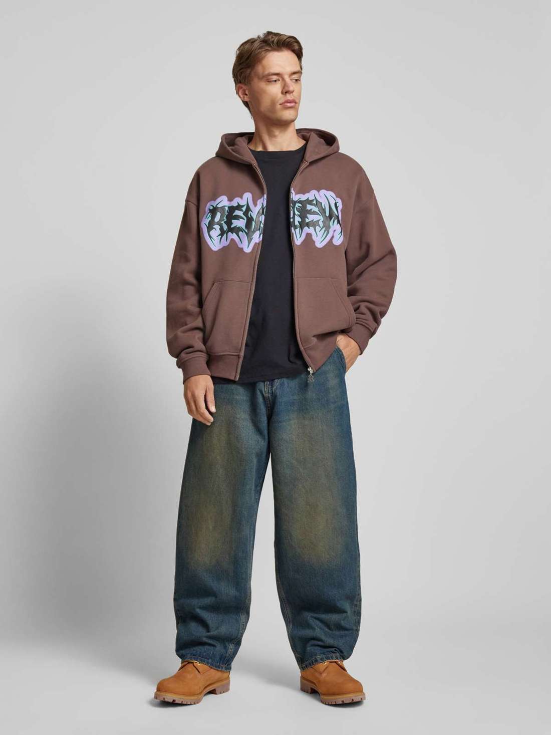 Джинсы мешковатого кроя с нашивкой-лейблом