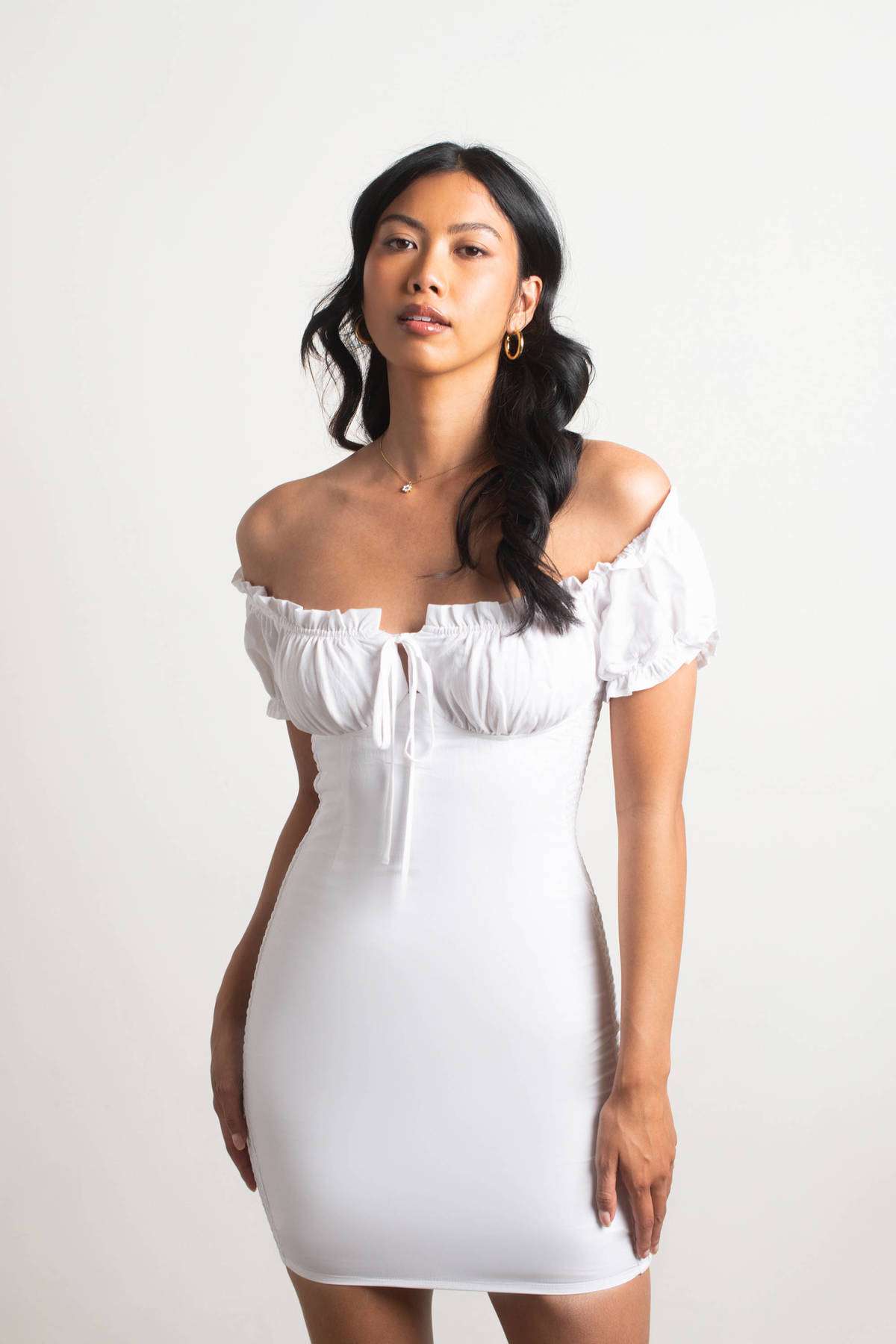 Облегающее мини-платье с открытыми плечами для пикника и свидания