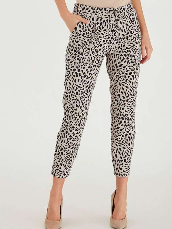 бежевый пестрый