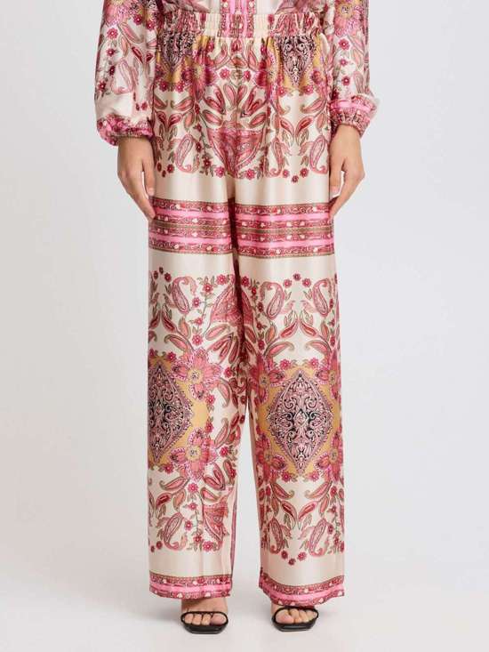 розовый узорчатый