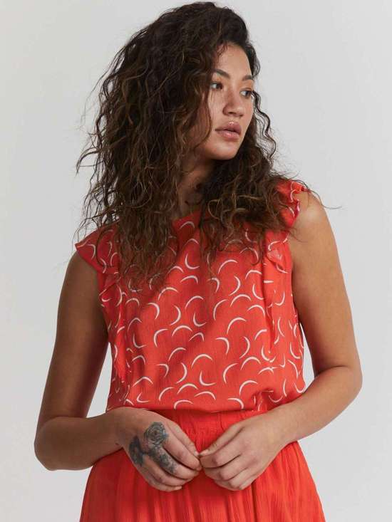 красный узорчатый