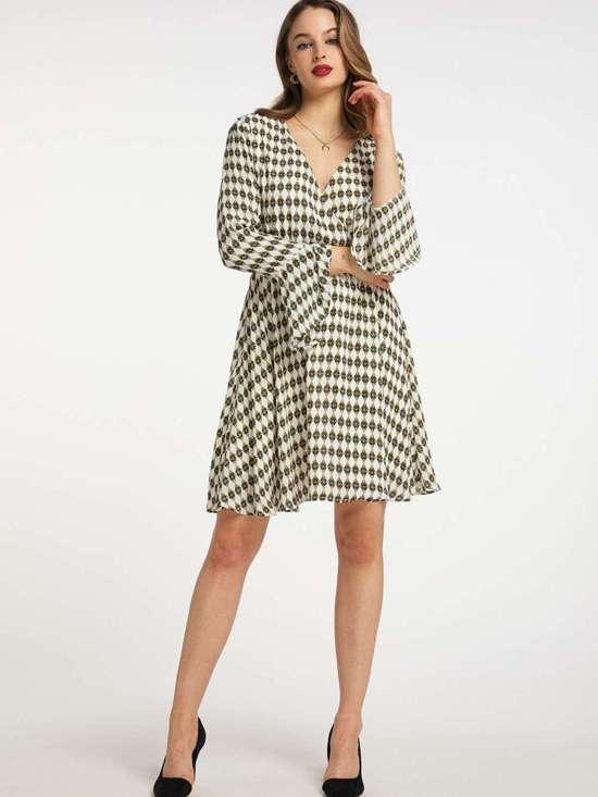 белый узорчатый