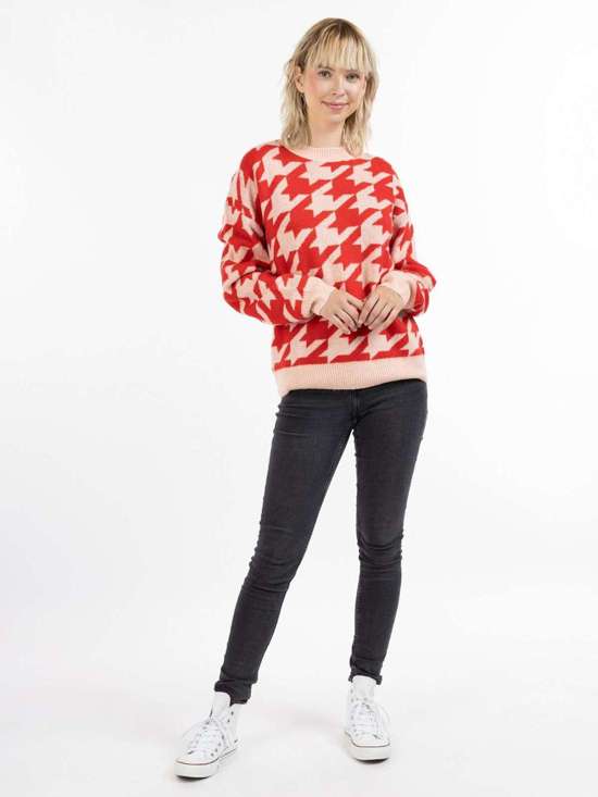 красный узорчатый