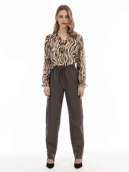 бежевый пестрый