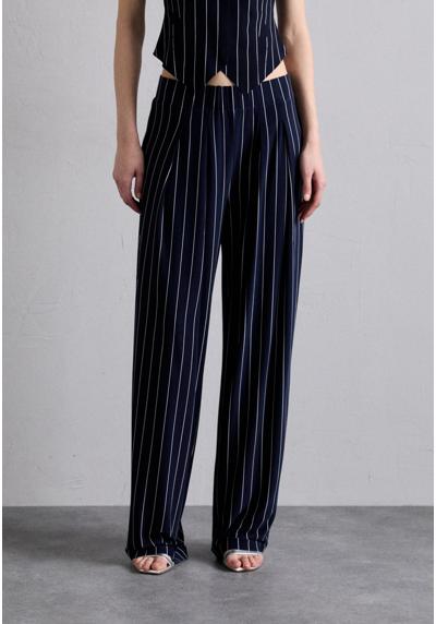 Брюки LOW RISE PLEATED TROUSER