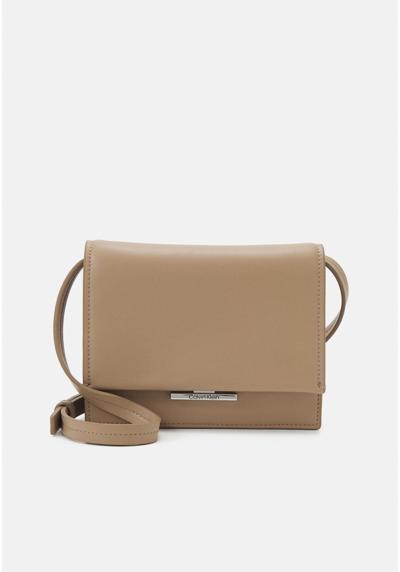 Сумка LINEAR CROSSBODY