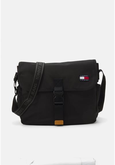 Сумка ESSENTIAL DAILY MESSENGER UNISEX