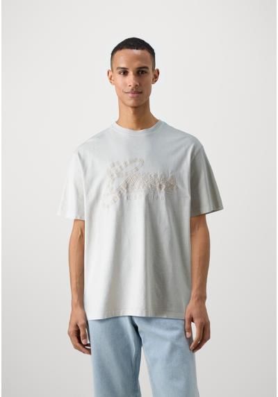 Футболка EMBOSSED TREATED TEE