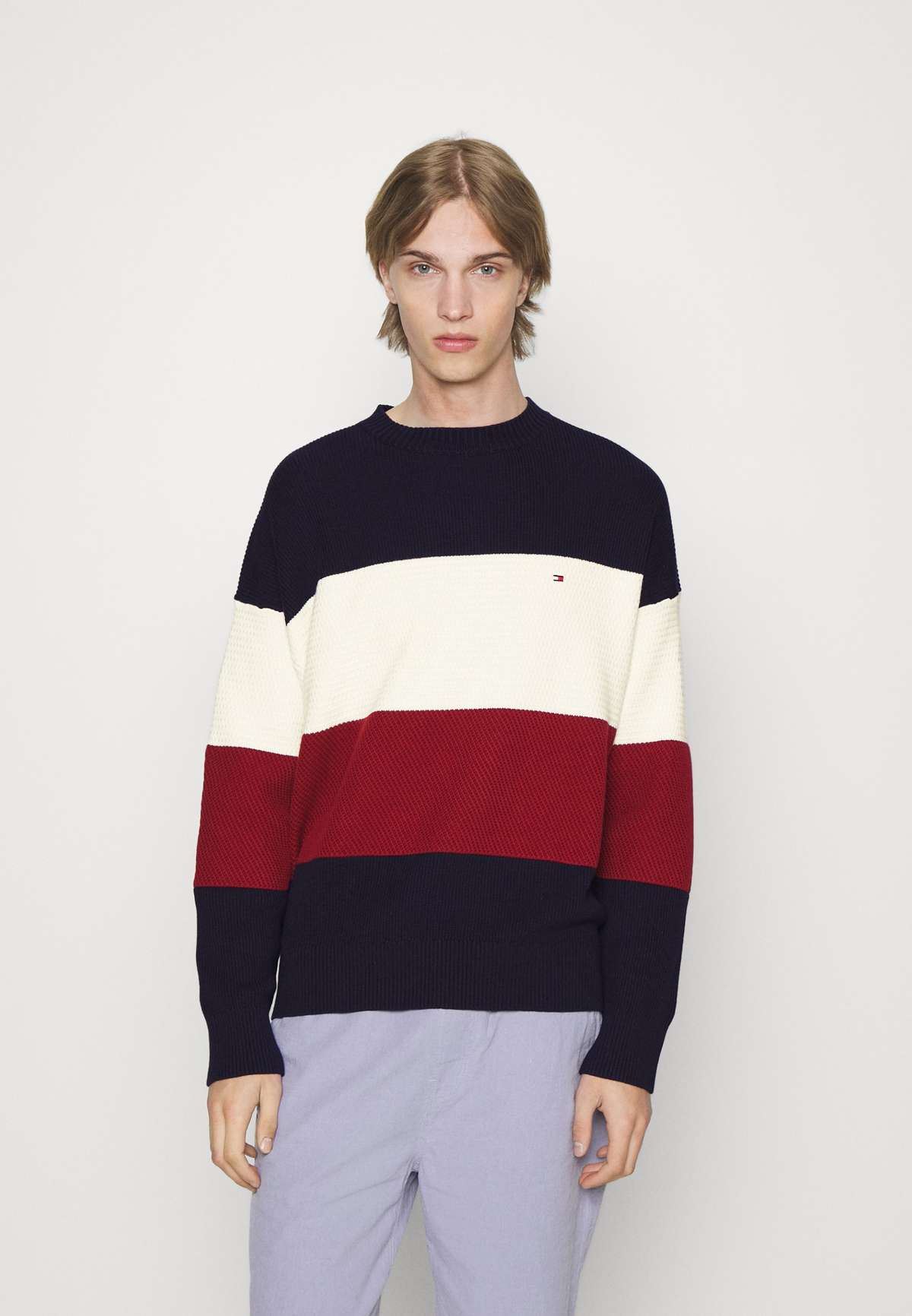 Пуловер TEXTURED COLORBLOCK CREW NECK