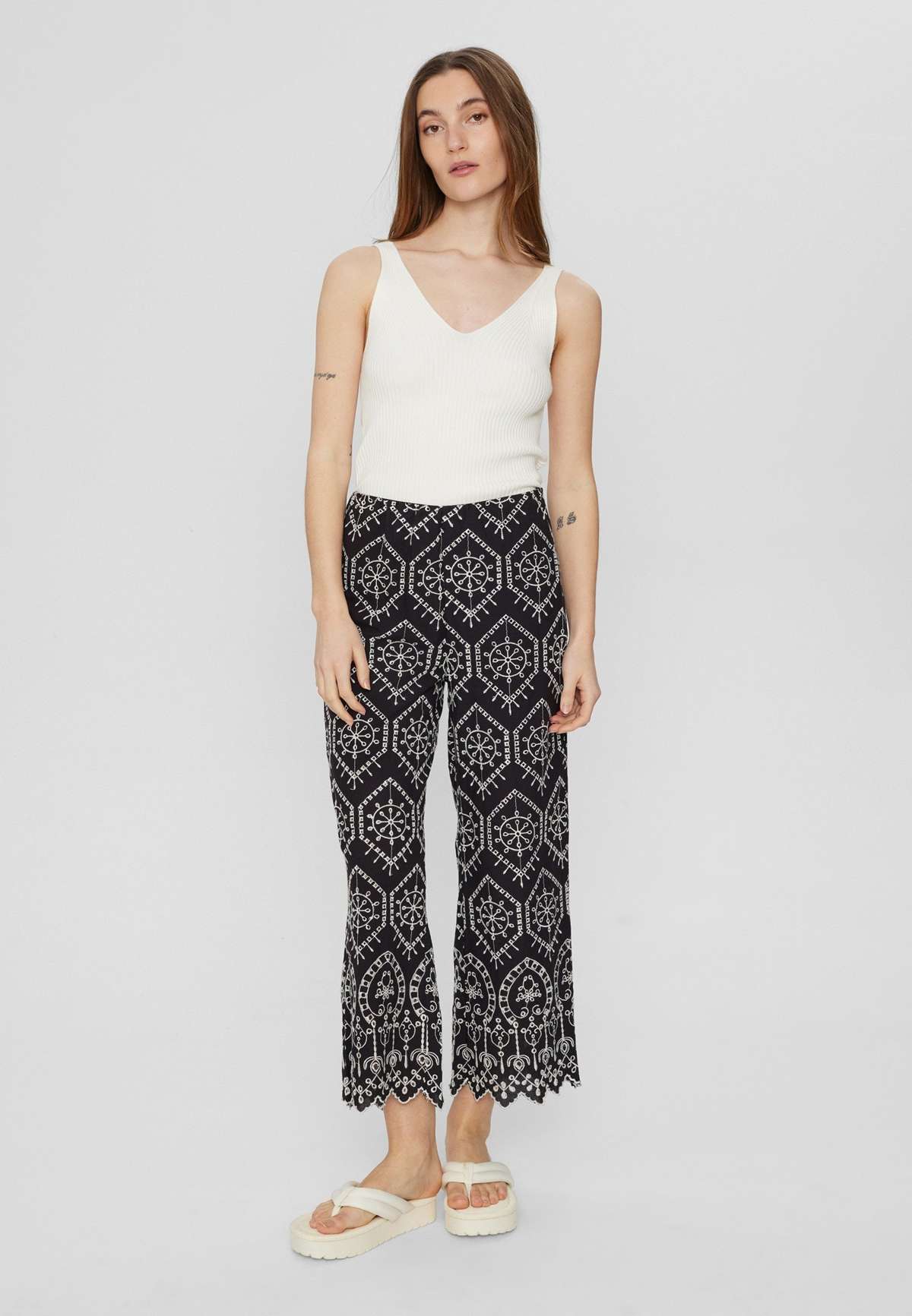 Брюки NUEVELYN CROPPED PANTS