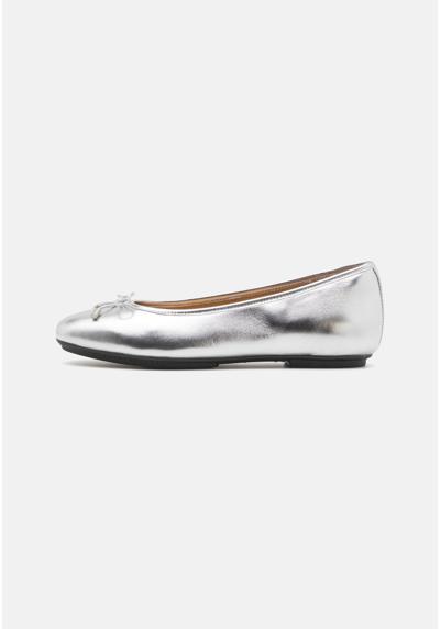 Балетки DELICATO BOW BALLET FLATS