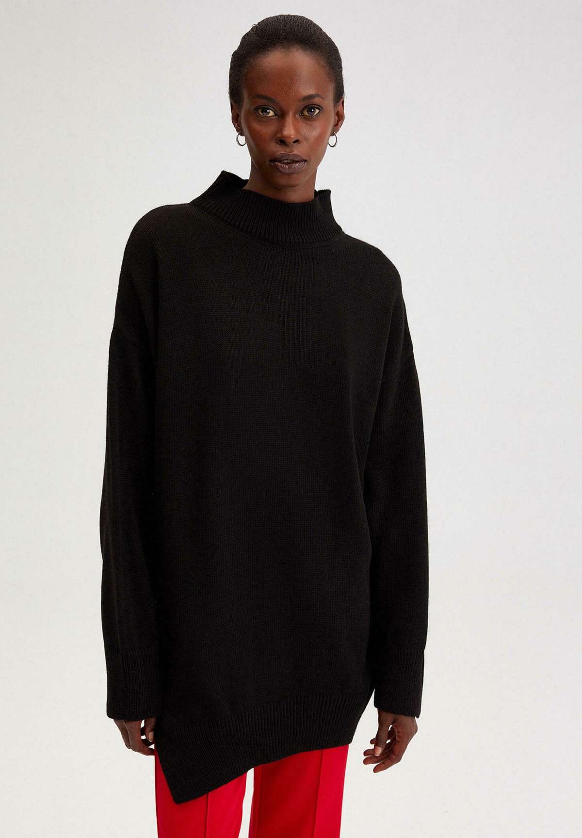 Пуловер TURTLE NECK WITH SIDE SLIT