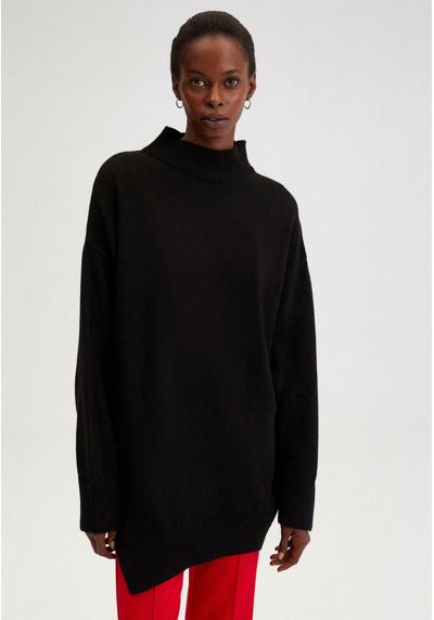 Пуловер TURTLE NECK WITH SIDE SLIT